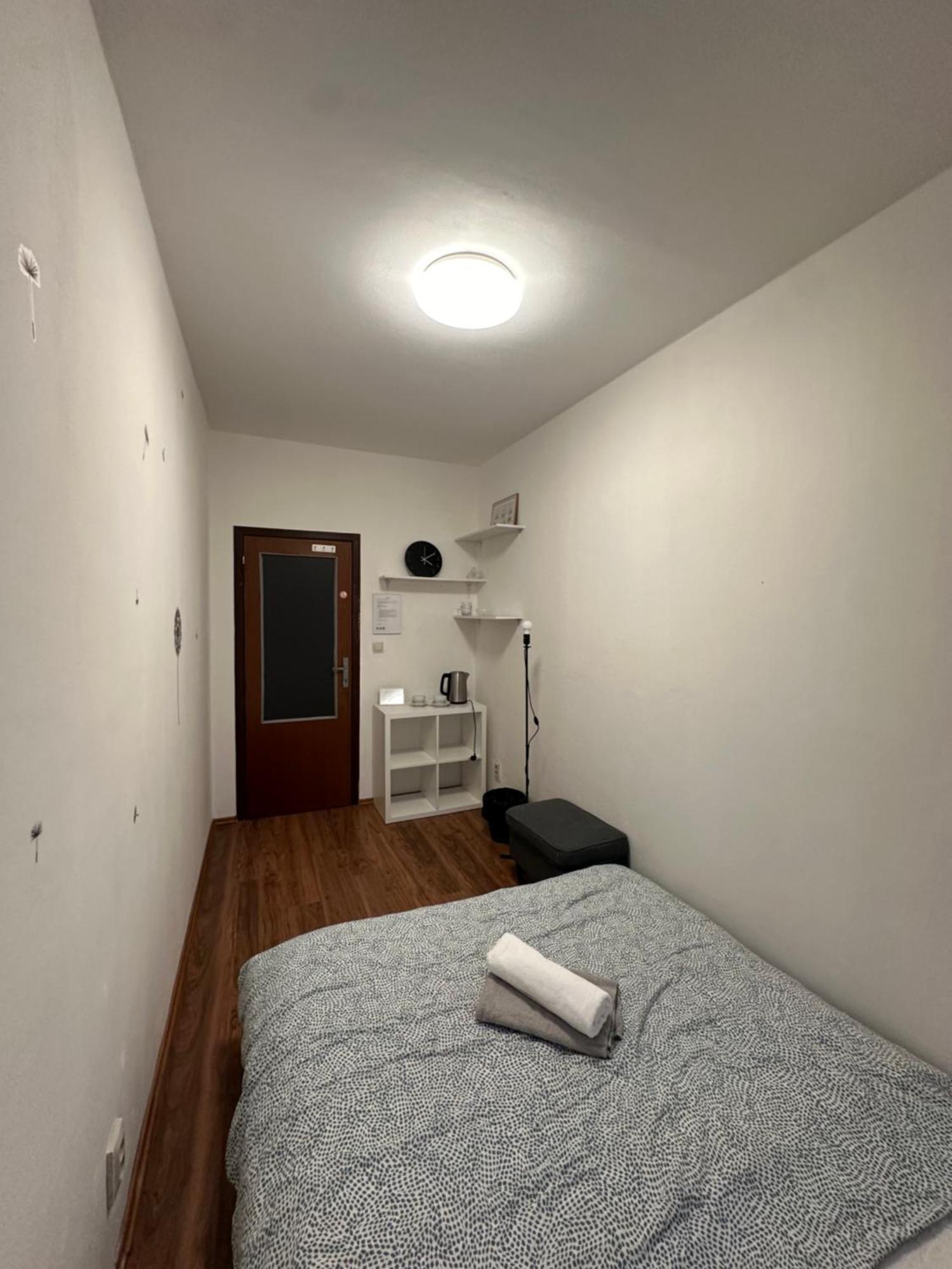 Room 1 Km From Center Bratislava Buitenkant foto